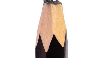 Selain alat pisau ia juga menggunakan mikroskop, dan kaca pembesar berlampu.  (Foto: Instagram/salavat.fidai)