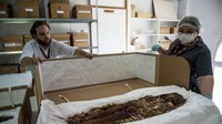 Kurator Museum Arkeologi San Miguel de Azapa, Mariela Santos, tengah menunjukkan mumi tertua di dunia (Martin Bernetti/AFP) 