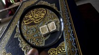 Diperkirakan Alquran tersebut telah berusia 500 tahun.
