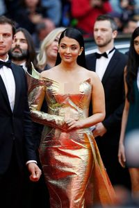 Aishwarya Rai Eksis di Cannes 2019, Gayanya Disebut Mirip Ikan Mas