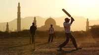 Penampakan siluet Masjid Agung Sultan Qaboos yang berlokasi di Muscat, ibu kota negara Oman. Cameron Spencer/Getty Images.