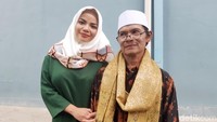 Dinar Candy bersama sang ayah, H. Ginayah Sogiri saat ditemui di studio Trans TV, Kapten Tendean, Jakarta Selatan pada Senin (20/5).