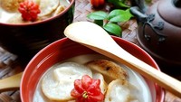 Serabi ini disebut serabi koin karena bentuknya mini. Disantap dengan kuah gula merah santan yang nikmat. Foto: Instagram@angelinaenasoesanti