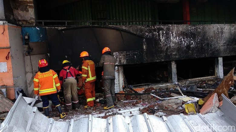 Sempat Padam, Api Kembali Muncul di Pasar Kosambi Bandung Sempat Padam, Api Kembali Muncul di Pasar Kosambi Bandung