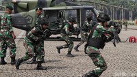 Pasukan TNI dari Batalyon Infanteri (Yonif)  Para Raider 305/ Tengkorak Brigif 17 Kostrad bergabung melakukan latihan tersebut.