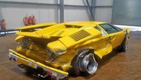 Countach varian tertinggi ini ditambahi kap mobil yang sudah dimodifikasi, bemper belakang, dan air intake yang diperbesar. Tampilan luarnya terlihat terlalu mirip dengan rival abadinya Ferrari Testarossa. Foto: Istimewa