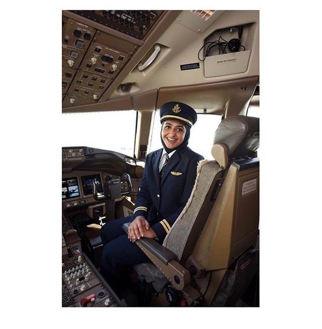 “Saya biasa duduk di sana saat lepas landas dan mendarat. Saya senang berada di sana dan mengajukan pertanyaan kepada pilot. Saya tidak pernah merasa takut,” kata Mozah saat wawancara dengan Vogue. Foto: Dok. Instagram/Sheikha Mozah Al Maktoum