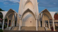 Bukan cuma lampu-lampu masjid yang jadi penyegar malam di Selat Malaka. Menara setinggi 30 meter pun seakan jadi suar bagi kapal yang berlayar di lautan Malaka (iStock) 