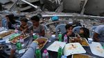 Potret Warga Palestina Buka Puasa di Sekitar Reruntuhan Bangunan