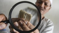 Alquran tersebut  hanya bisa dibaca menggunakan kaca pembesar.