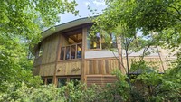 Shishi-Iwa House berada di area Pegunungan Karuizawa, prefektur Nagano di Jepang. Hotel butik ini didesain oleh Shigeru Ban, pemenang Pritzker Prize, sebuah ajang kenamaan arsitek dunia. (Shishi-Iwa Hotel)