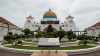 Siapa pun boleh masuk ke dalam masjid ini. Syaratnya cuma satu, berpakaianlah yang sopan. Kalau mau, wisatawan bisa meminjam jubah dan tudung kepala yang disediakan oleh pengelola masjid (iStock) 