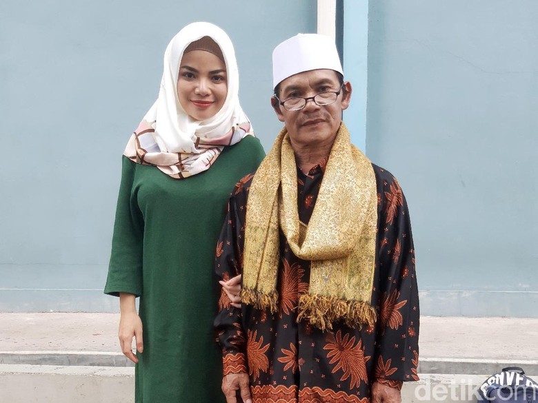 Foto: Dinar Candy dan ayahnya (Hanif Hawari/detikHOT) Foto: Dinar Candy dan ayahnya (Hanif Hawari/detikHOT)