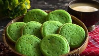 Serabi dengan paduan daun suji dengan rasa pandan enak dipadu dengan saus gula merah dan santan. Foto: Instagram@ambilpiring