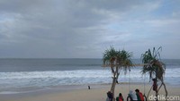 Di Jalur Cidaun-Bungbulang para pemudik bisa singgah dan berwisata sekejap di kawasan pantai selatan Garut. Ada banyak pantai yang bisa disinggahi, seperti Pantai Rancabuaya dan Pantai Santolo (Hakim/detikcom)