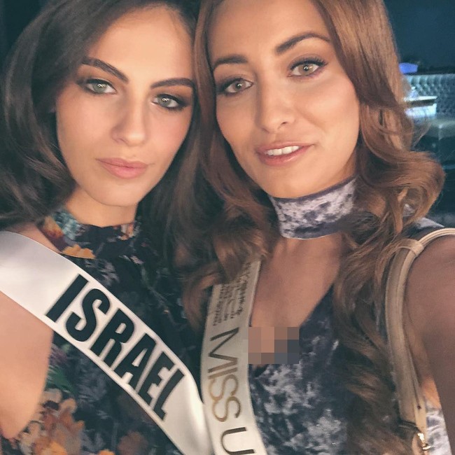 Sarah Idan yang merupakan Miss Universe Iraq 2017 menjadi sensasi saat menjalani kompetisi Miss Universe 2017 karena berpose selfie dengan Miss Universe Israel. Peace and Love from Miss Iraq and Miss Israel, tulisnya pada keterangan foto yang menampilkan kebersamaannya dengan Miss Universe Israel di sela-sela pemotretan bikini. Foto: Getty Images