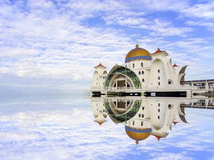 Masjid Selat Malaka yang Terapung di Selat Terpanjang Dunia