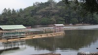 Singgah di pinggir danau seperti ini, tentu asyik banget dinikmati bersama keluarga (Hakim/detikcom)