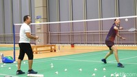 Gloria Emanuelle Widjaja sedang mengasah netting.