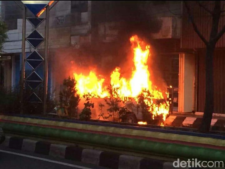 Ilustrasi mobil terbakar. Foto: Dok. BPBD Kab Demak Ilustrasi mobil terbakar. Foto: Dok. BPBD Kab Demak