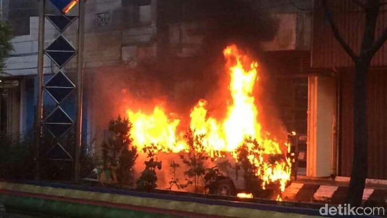 Tengah Melaju, Sebuah Mobil Carry Meledak dan Terbakar di Demak Tengah Melaju, Sebuah Mobil Carry Meledak dan Terbakar di Demak