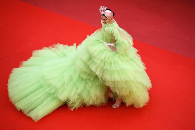 Gaun karya desainer Italia itu terbuat dari bahan tulle yang bertumpuk-tumpuk sehingga menciptakan kesan dramatis pada penampilan Deepika Padukone di karpet merah Festival Film Cannes 2019. Tampilan Deepika semakin beda dari lainnya karena dia memakai turban sebagai aksesori kepalanya. Foto: Getty Images