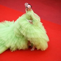 Gaun karya desainer Italia itu terbuat dari bahan tulle yang bertumpuk-tumpuk sehingga menciptakan kesan dramatis pada penampilan Deepika Padukone di karpet merah Festival Film Cannes 2019. Tampilan Deepika semakin beda dari lainnya karena dia memakai turban sebagai aksesori kepalanya. Foto: Getty Images