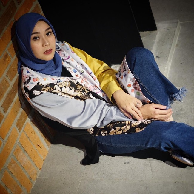 Nggak ada kata bosan buat outerwear. Kamu bisa menambahkan outer untuk tampil lebih segar. Padukan dengan blus atau kemeja dengan warna netral. Foto:Instagram/ZaskiaAdyaMecca