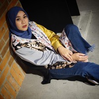 Nggak ada kata bosan buat outerwear. Kamu bisa menambahkan outer untuk tampil lebih segar. Padukan dengan blus atau kemeja dengan warna netral. Foto:Instagram/ZaskiaAdyaMecca