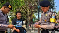Untuk mengantisipasi adanya peredaran uang palsu polisi pun berpatroli untuk mengecek dan melakukan pengawasan penukaran uang pecahan tersebut.