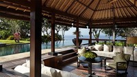 Panorama kolam renang nan hijau serta laut, adalah apa yang bisa