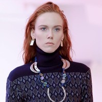 Terlepas dari kontroversinya, debut sensasionalnya itu membuat namanya semakin populer. Kiki telah berlenggang di catwalk untuk model Dior, Gucci, Givenchi, Miu Miu, Moschino, Lanvin dan Louis Vuitton. Foto: Instagram @kdhwillems