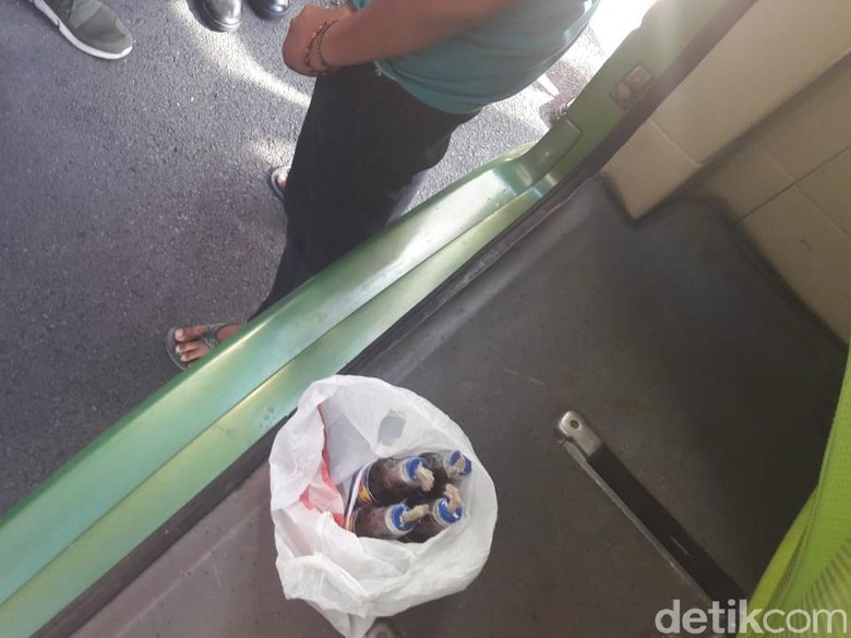 Benda Mirip Bom Molotov untuk Aksi 22 Mei Disita dari Rombongan Pamekasan Benda Mirip Bom Molotov untuk Aksi 22 Mei Disita dari Rombongan Pamekasan