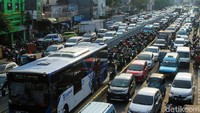 Seluruh ruas jalan terisi kendaraan.