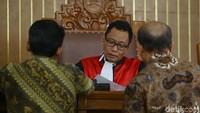 KPK mengirim surat ke Pengadilan Negeri Jakarta Selatan (PN Jaksel) terkait sidang praperadilan Direktur Utama PT PLN (Persero) nonaktif Sofyan Basir. KPK meminta sidang perdana ditunda dan dijadwalkan ulang.