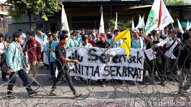 Bawa Pocong ke KPU Solo, Mahasiswa Pertanyakan Meninggalnya KPPS Bawa Pocong ke KPU Solo, Mahasiswa Pertanyakan Meninggalnya KPPS