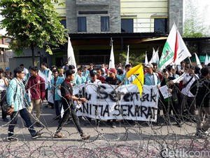 Bawa Pocong ke KPU Solo, Mahasiswa Pertanyakan Meninggalnya KPPS