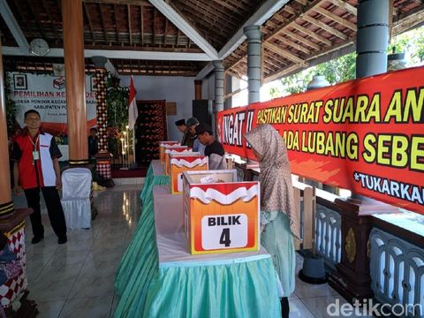 Proses pencoblosan di Pilkades Desa Pondok/