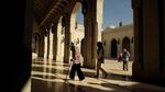 Terpesona Keindahan Masjid Agung Sultan Qaboos di Oman