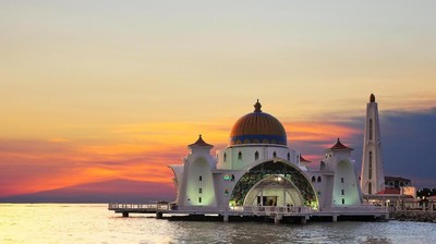 Masya Allah! Masjid Terapung di Selat Malaka yang Unik dan Cantik