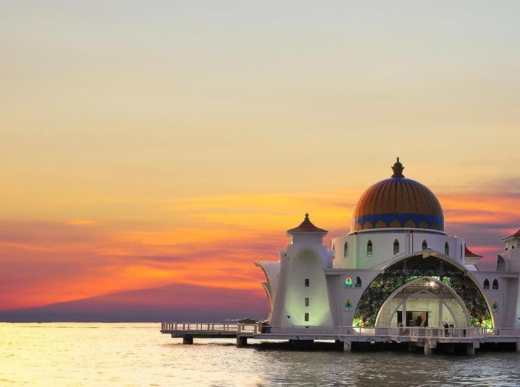Masya Allah! Masjid Terapung di Selat Malaka yang Unik dan Cantik