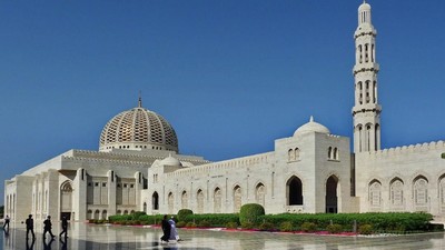 Terpesona Keindahan Masjid Agung Sultan Qaboos di Oman