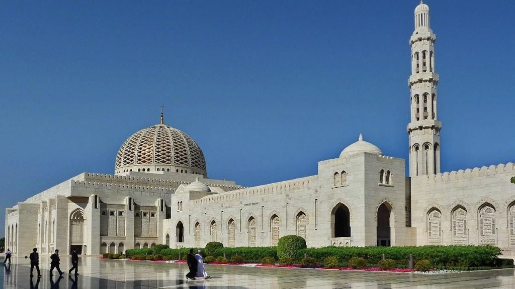 Terpesona Keindahan Masjid Agung Sultan Qaboos di Oman