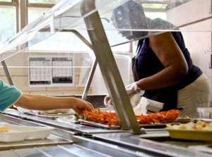 Pelayan Ini Dipecat Setelah Ketahuan Beri Makan Gratis pada Siswa Kelaparan
