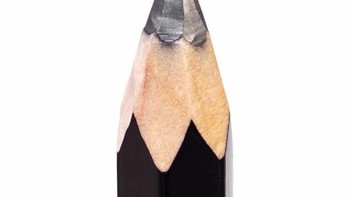 Untuk mengukir setiap bagiannya ia menggunakan pisau X-Acto, dengan pisau dapat ditekan kuat sehingga bisa membuat lekukan dan ukiran yang terperinci. (Foto: Instagram/salavat.fidai)