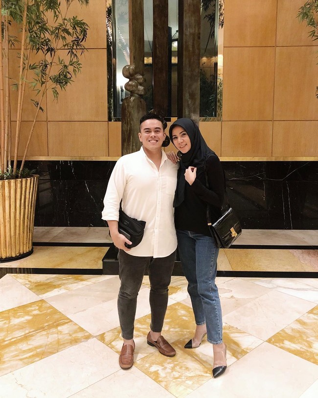 Hijab segi empat polos juga jadi andalannya. Hijab seperti ini memang mudah dipakai dan cocok dipilih oleh para muslimah yang baru berhijab. (Foto: Instagram/CynthiaRamlan)