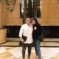 Hijab segi empat polos juga jadi andalannya. Hijab seperti ini memang mudah dipakai dan cocok dipilih oleh para muslimah yang baru berhijab. (Foto: Instagram/CynthiaRamlan)