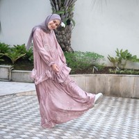 Ingin pakai dress tapi tidak mau tampil terlalu formal? Padukan dengan sneakers seperti gaya Zaskia ini. Foto: Instagram/ZaskiaAdyaMecca