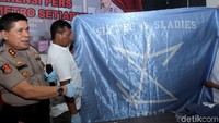 Pihak kepolisian juga mengamankan sejumlah spanduk yang turut dijadikan barang bukti dalam kasus penyerangan tersebut.
