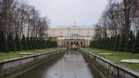 Para penonton pertandingan Piala Eropa 2020 di St Petersburg, wajib untuk singgah di istana megah Peterhorf Palace. Istana seluas 500 hektar itu terkenal megah dan punya taman indah. Dok. Titry Frilyani/dTraveler.